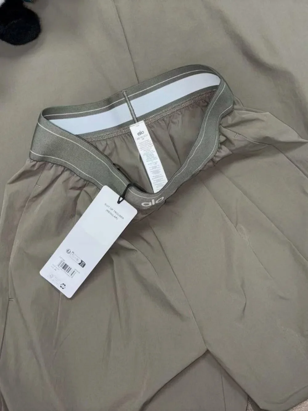 🏝Alo Yoga Suit Up Trouser olive color regular fit 30-inch inseam length 🤍